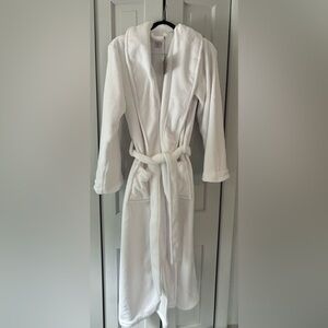RH brand new w/tags luxury plush long bath robe white size small with headband.
